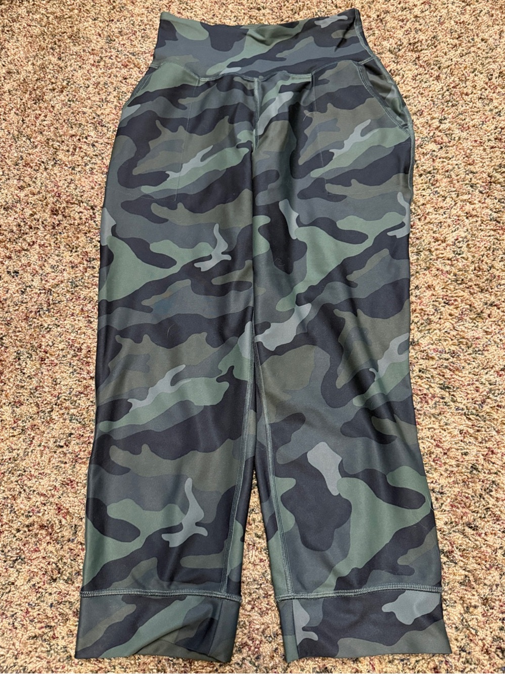 Old Navy Women's Cropped Camo Track Capri Pants in Green and Black